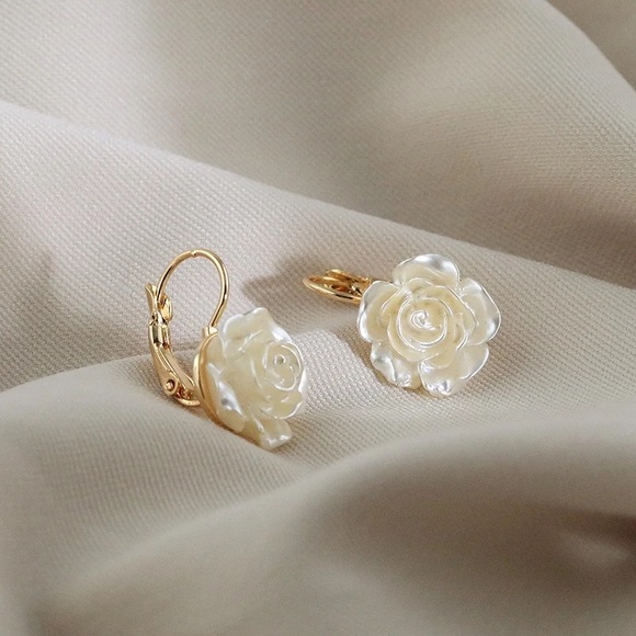 Mother’s Day Special 🌸🌺🌼 Adorable Elegant White Flower Pendant Dangle Earring - Picture 4 of 11